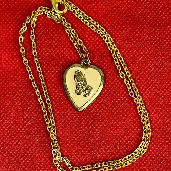Jewelry Vintage Gold Tone Cream Enamel Praying Hands Heart Pendant